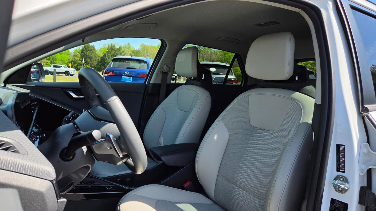 Used 2023 Kia Niro EX image 24