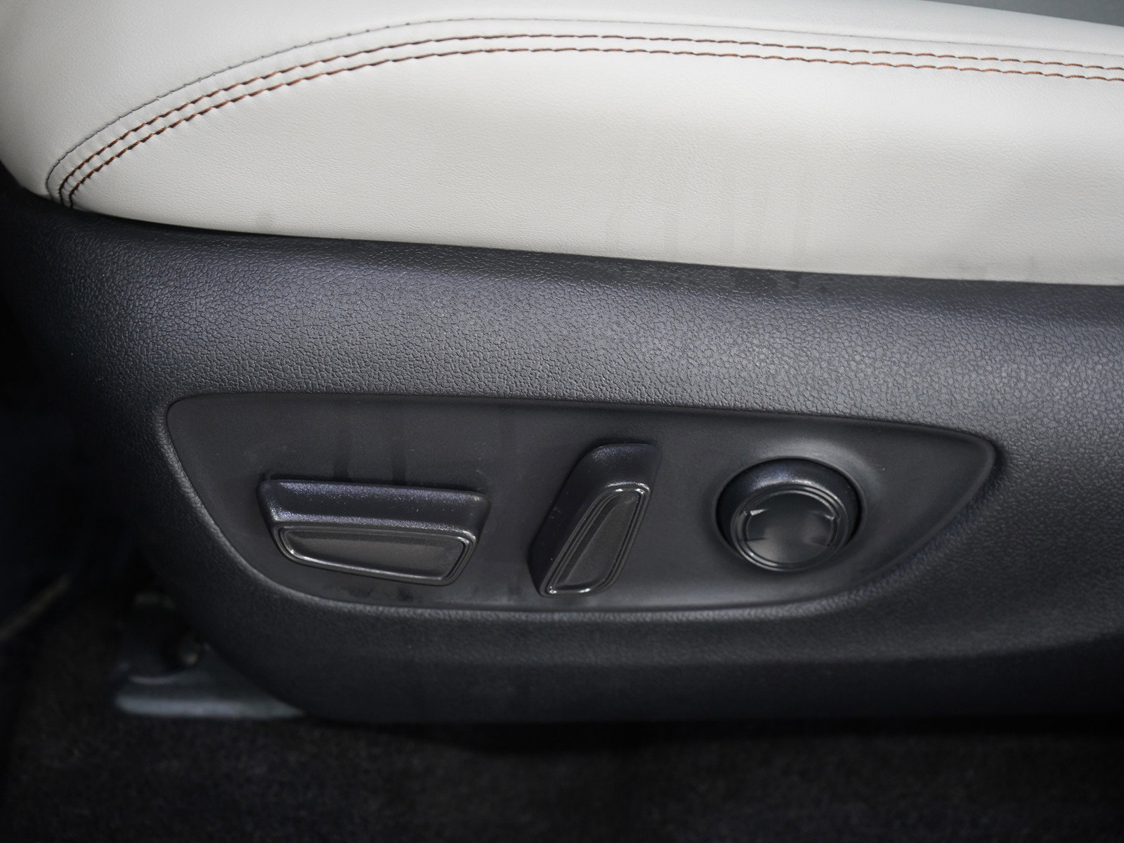 Used 2025 Toyota RAV4 Limited w/ Weather Package AWD/4WD image 25