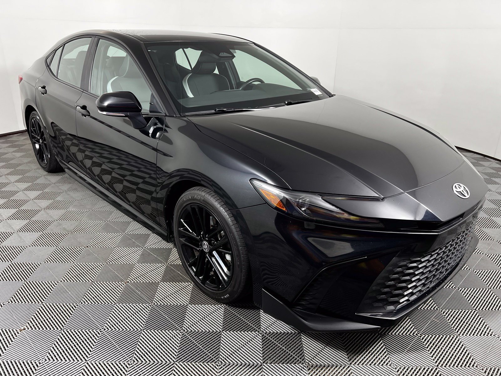 Certified 2025 Toyota Camry SE FWD image 3