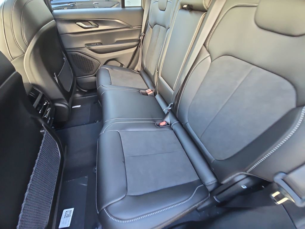 New 2025 Jeep Grand Cherokee Laredo image 15