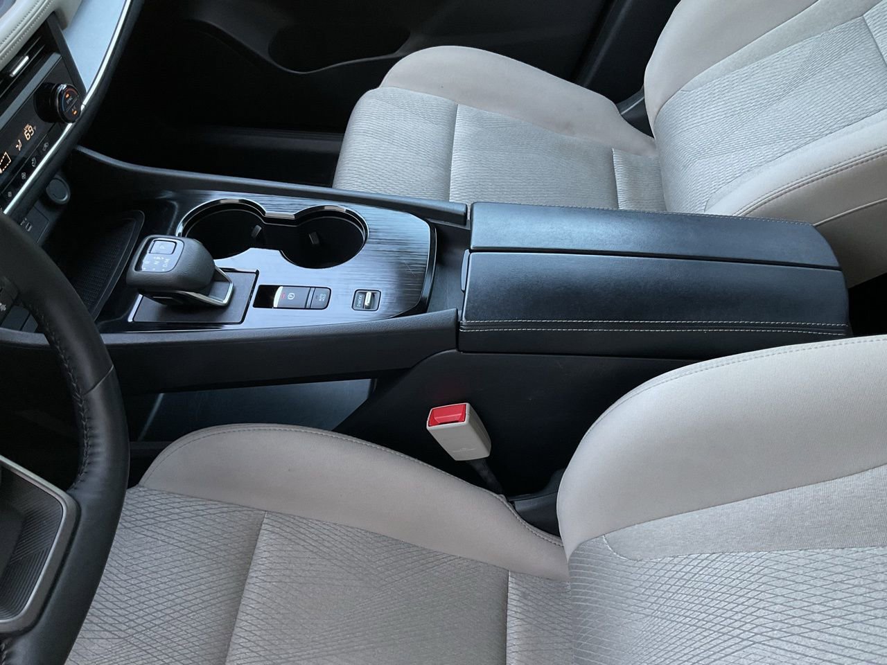 Used 2025 Nissan Rogue SV image 33