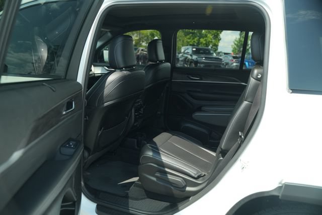 Used 2024 Jeep Grand Cherokee L Limited w/ Luxury Tech Group II RWD image 16