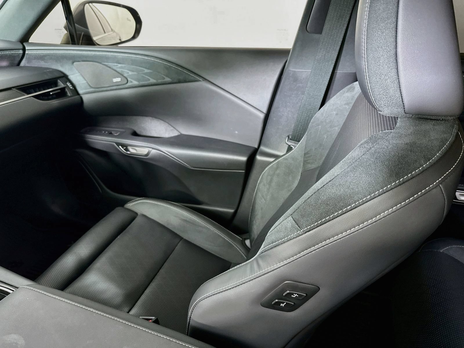 Used 2025 Lexus RX 450h AWD w/ Luxury Package image 25