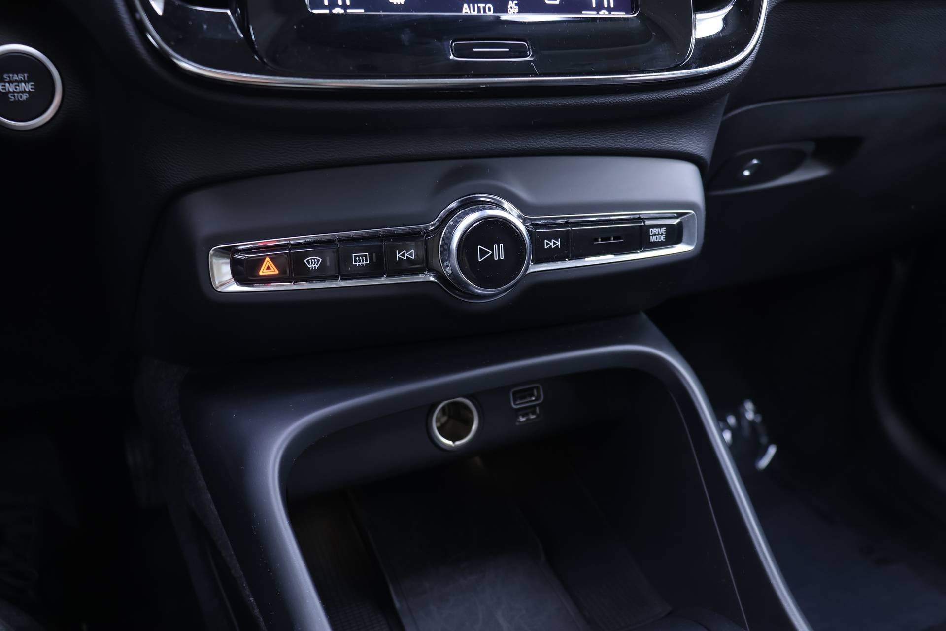 Used 2019 Volvo XC40 T5 Momentum image 12