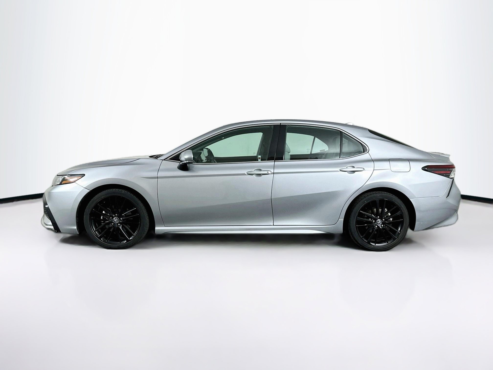 Used 2024 Toyota Camry XSE FWD image 4