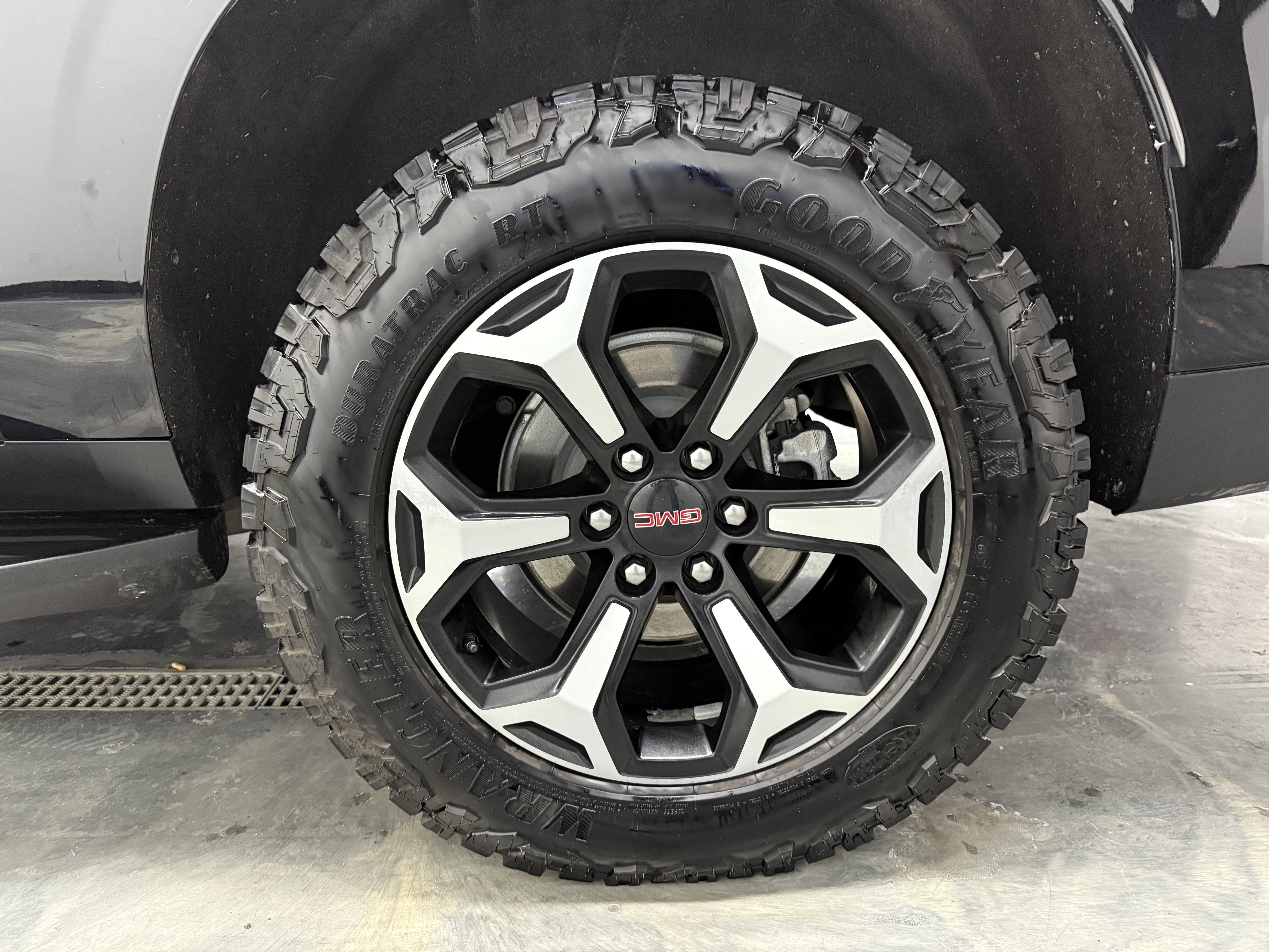 Used 2025 GMC Yukon XL AT4 image 36