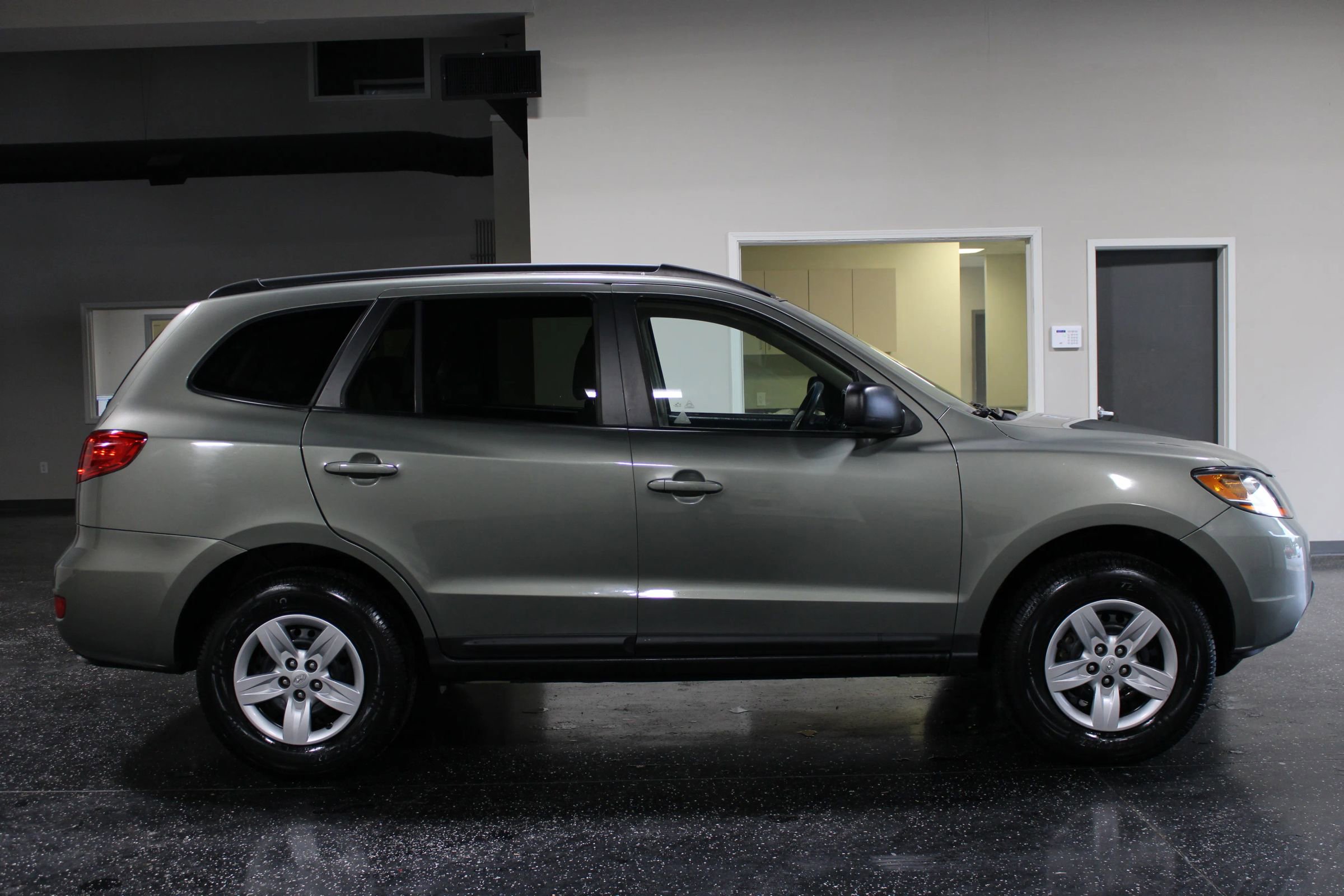 Used 2009 Hyundai Santa Fe GLS FWD image 2