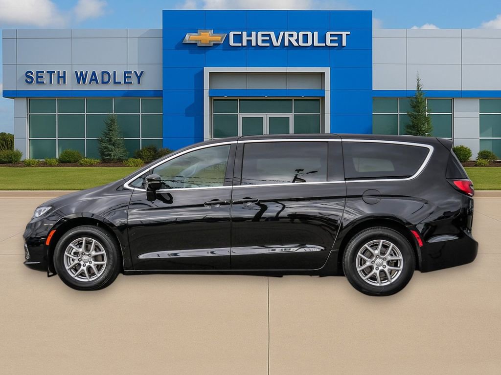 Used 2025 Chrysler Pacifica Select image 4