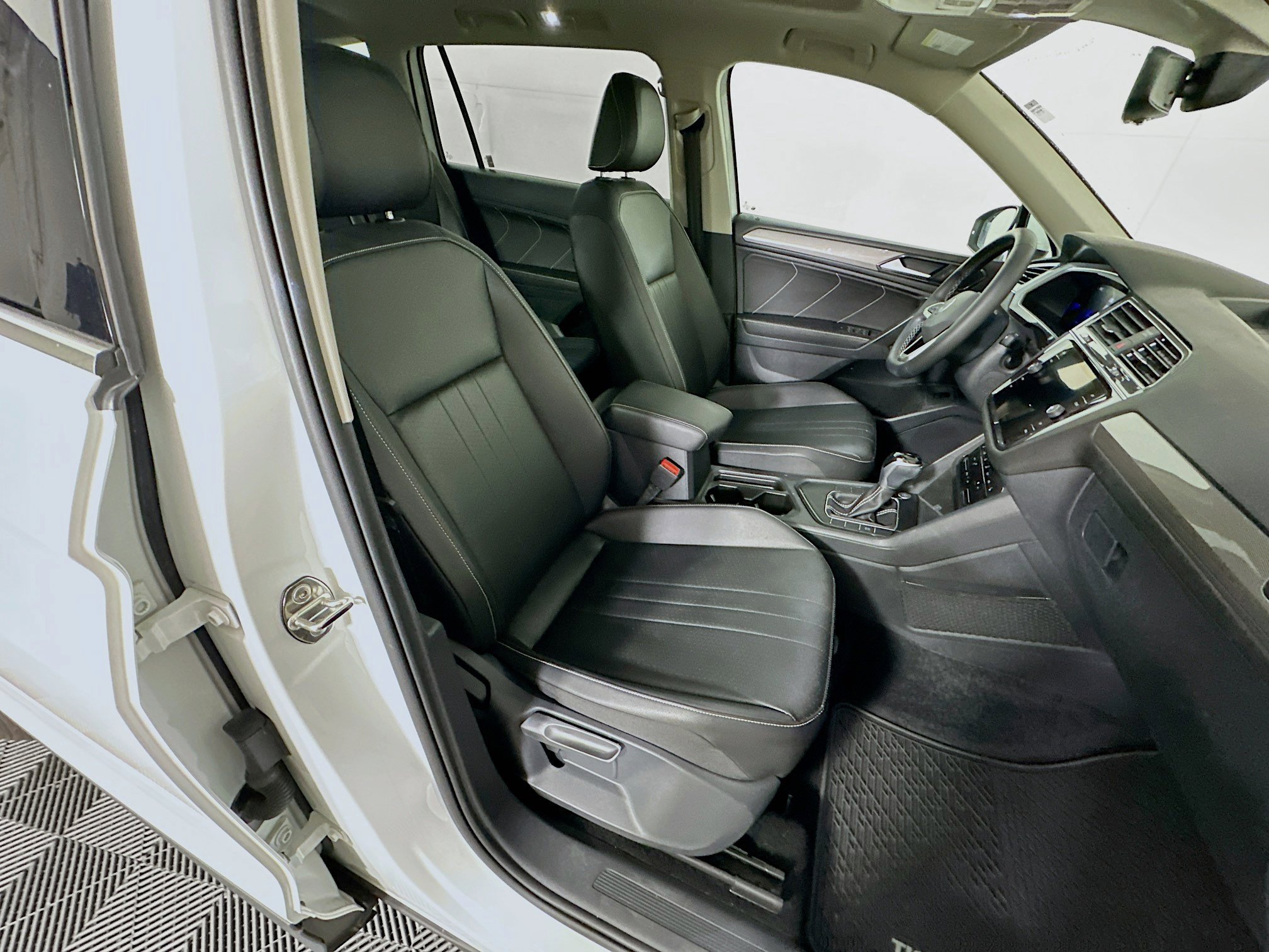 Used 2022 Volkswagen Tiguan SE FWD image 30
