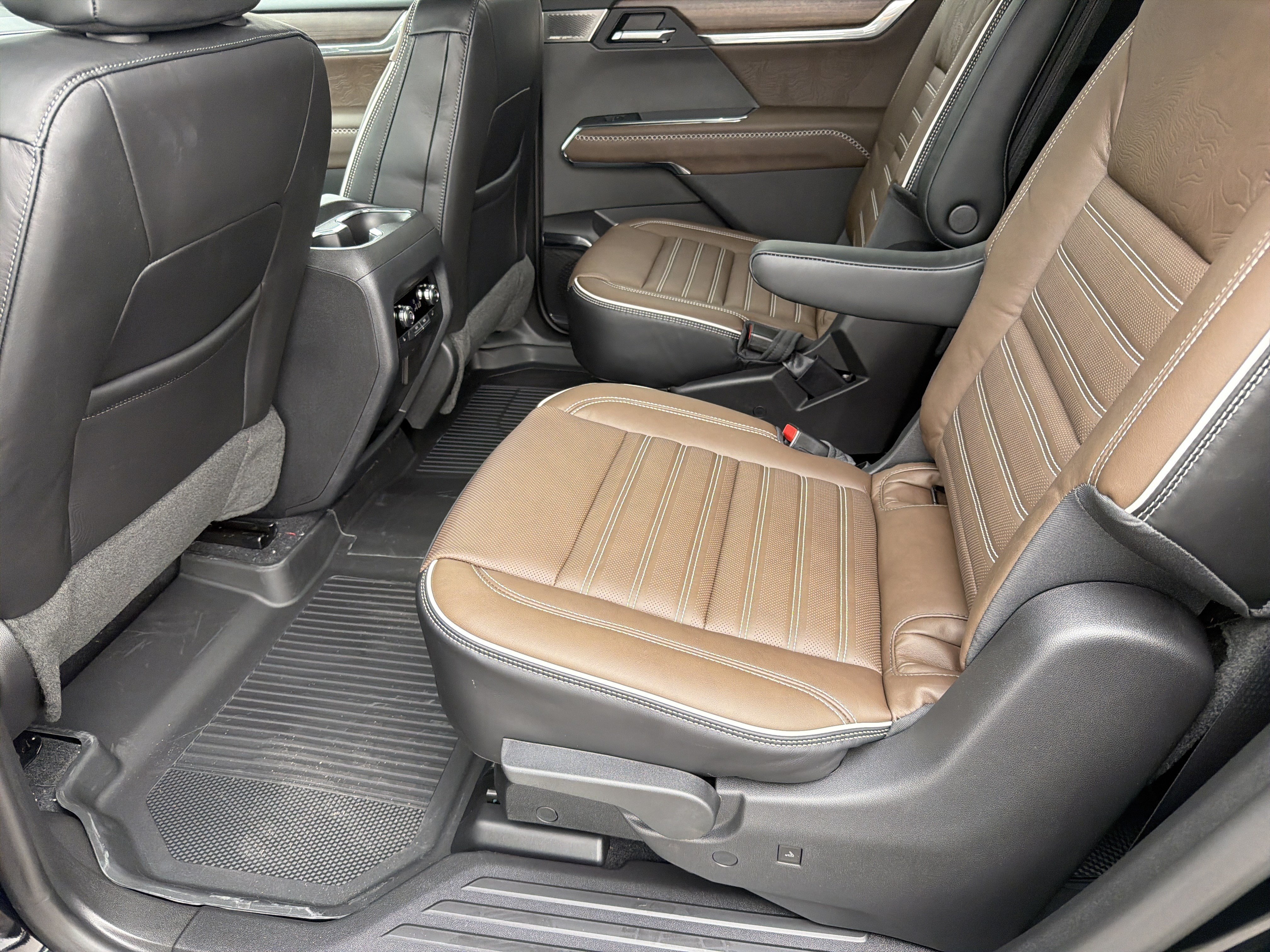 New 2027 GMC Acadia Denali Ultimate w/ LPO, Floor Liner Package FWD image 21