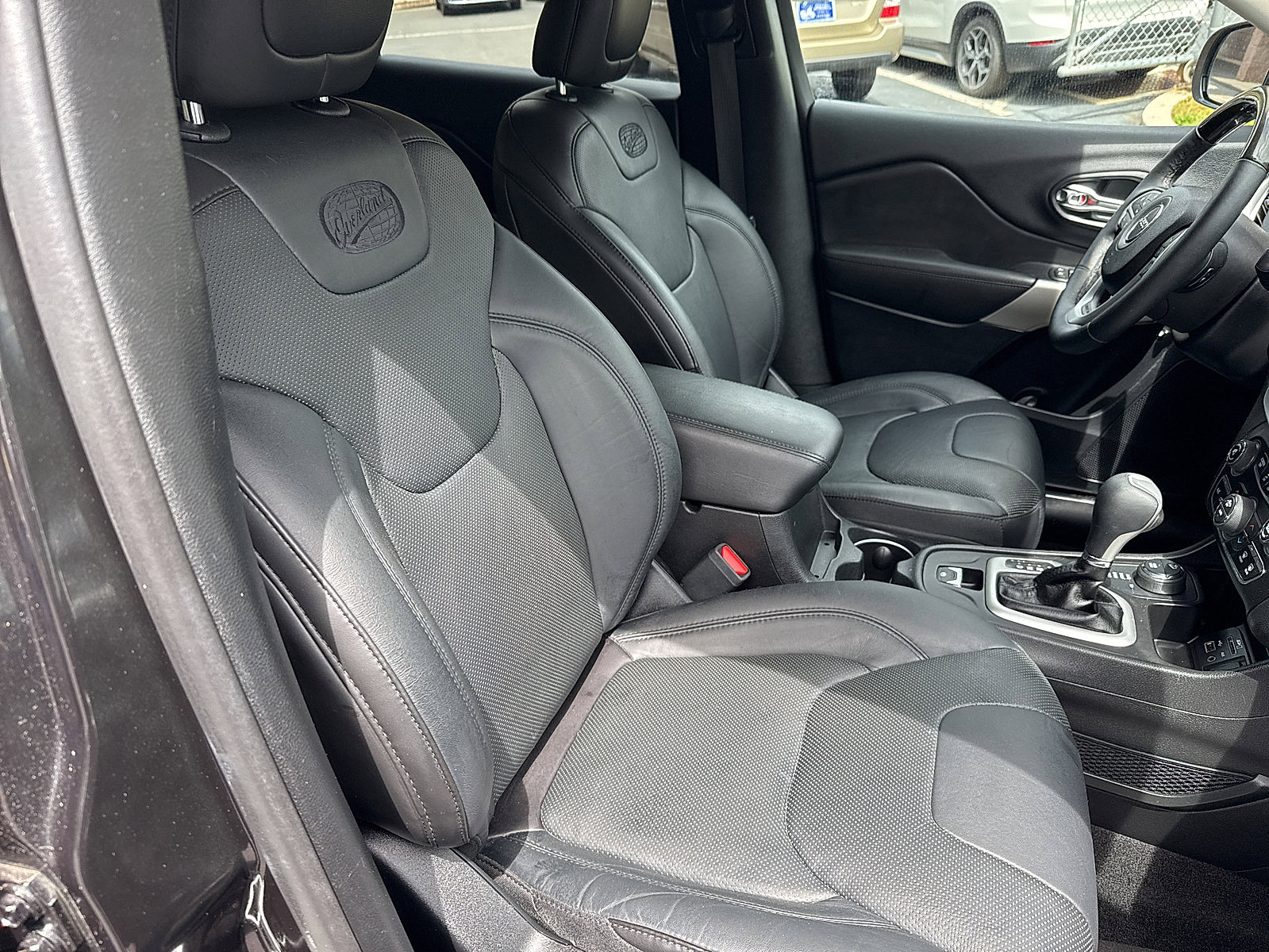 Used 2016 Jeep Cherokee Overland w/ Technology Group AWD/4WD image 32