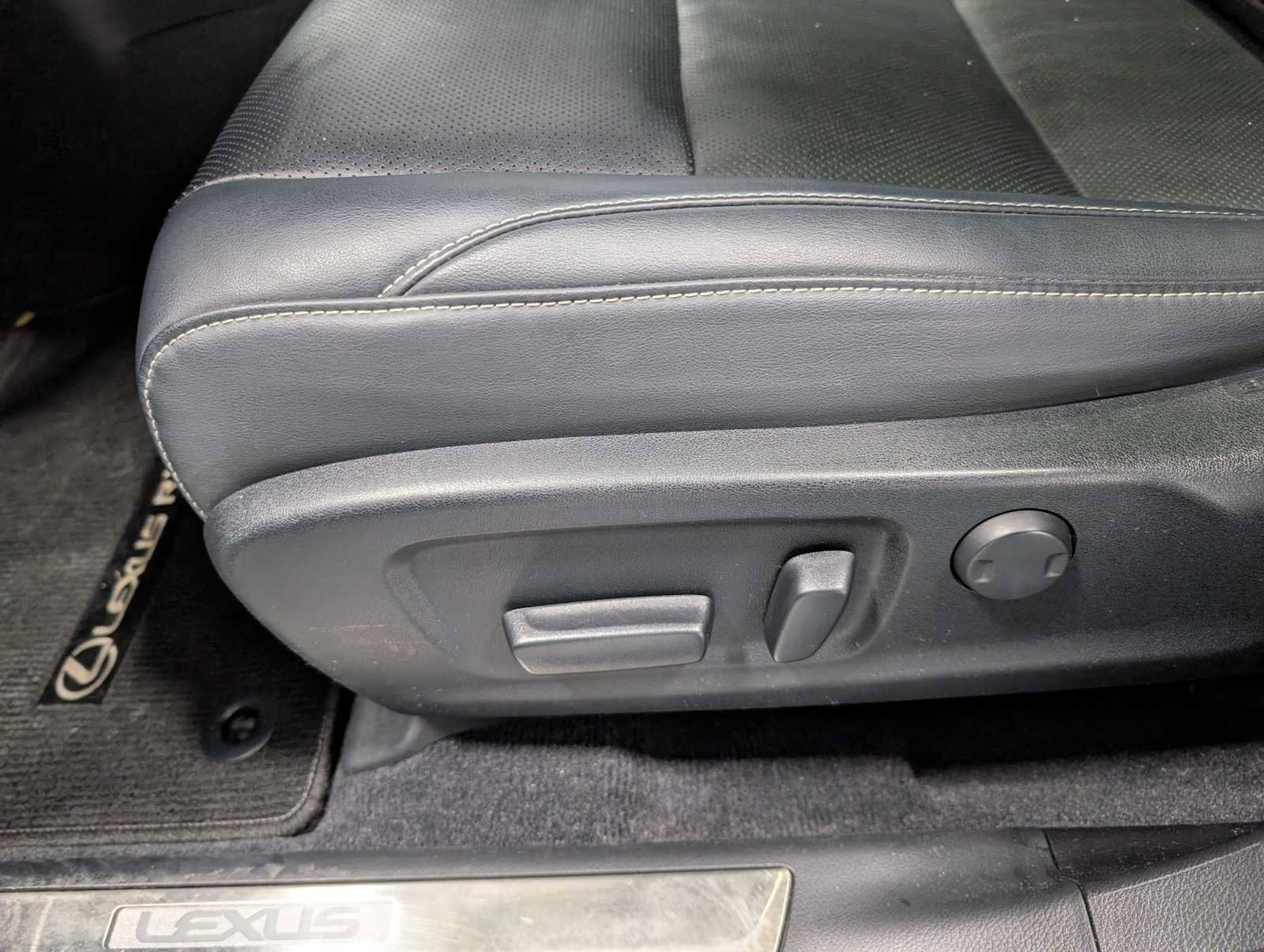 Used 2022 Lexus RX 350L Premium w/ Premium Package image 40