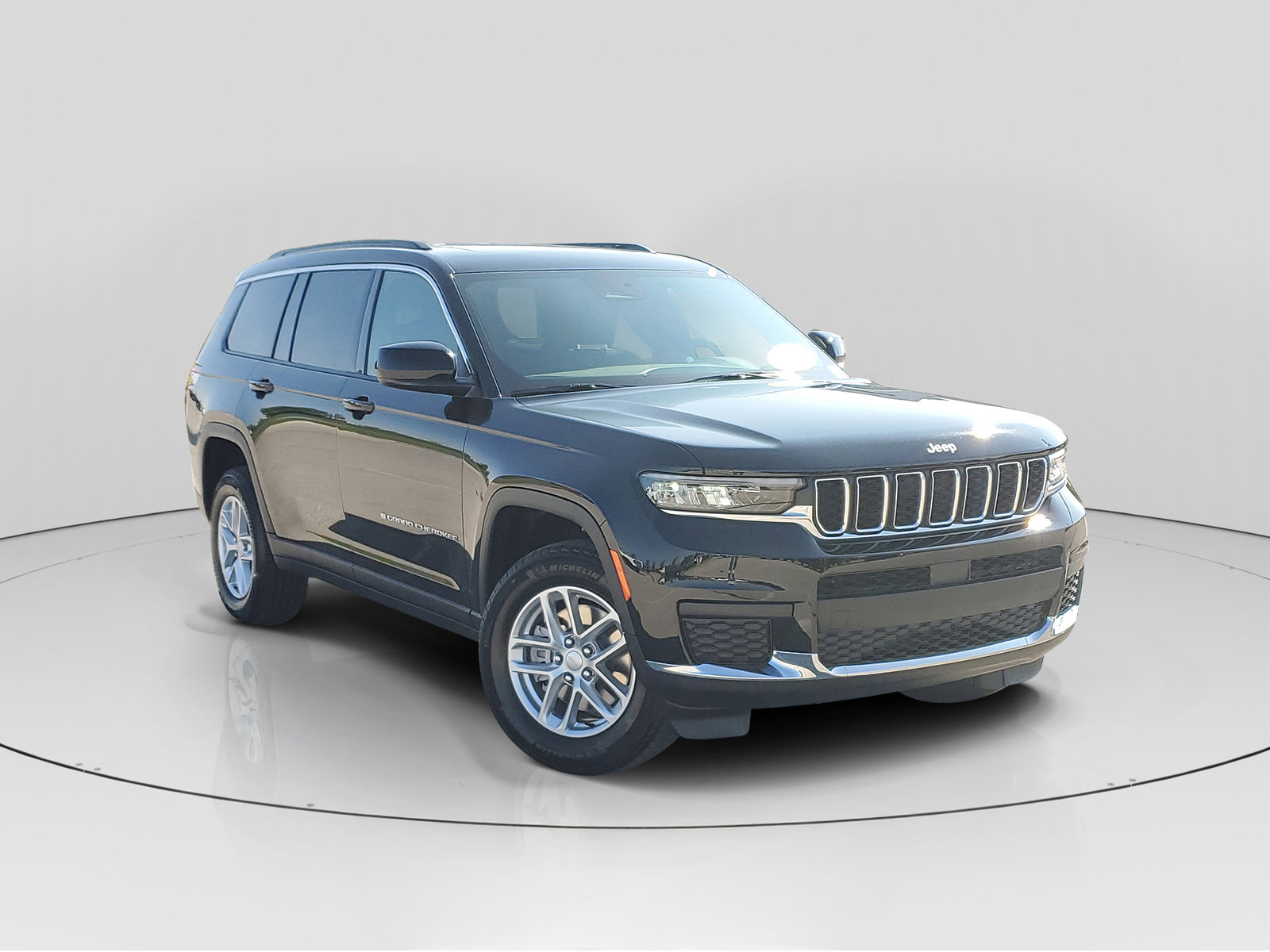 New 2025 Jeep Grand Cherokee L Laredo image 1