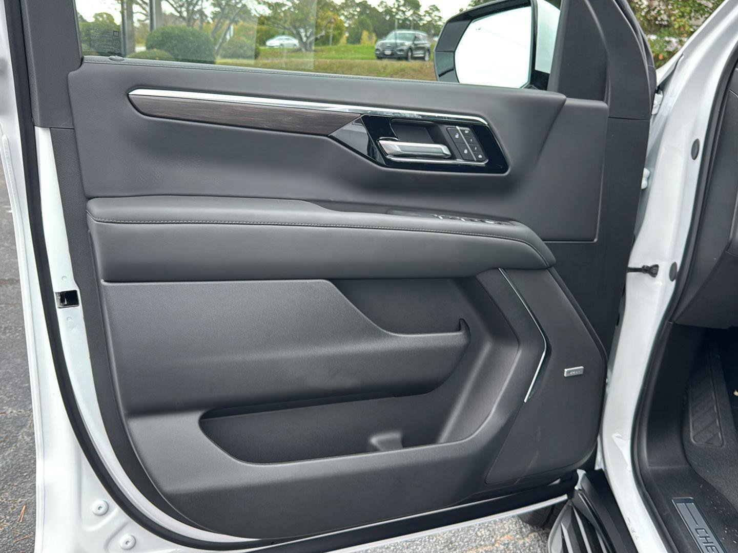 New 2026 Chevrolet Suburban LT image 14