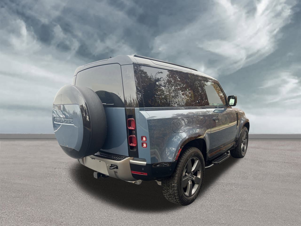 Used 2025 Land Rover Defender 90 X-Dynamic SE image 5