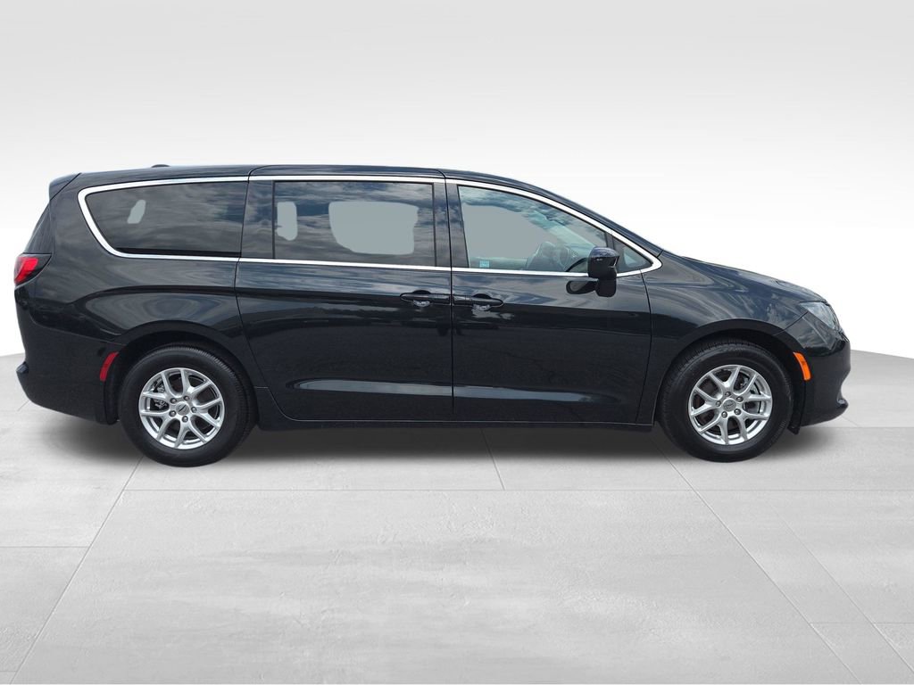 Used 2023 Chrysler Voyager LX FWD image 7