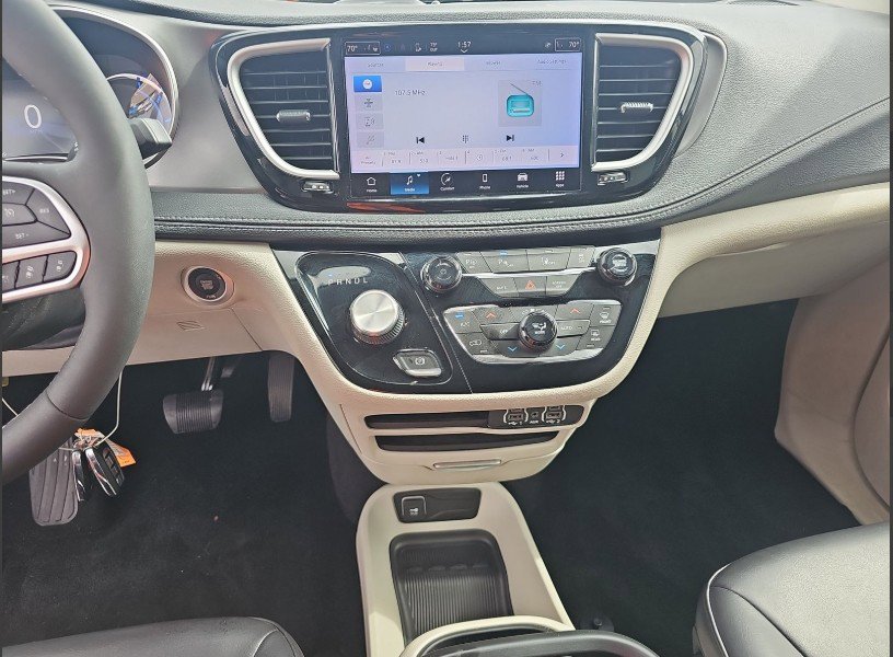 Used 2023 Chrysler Pacifica Touring-L image 9