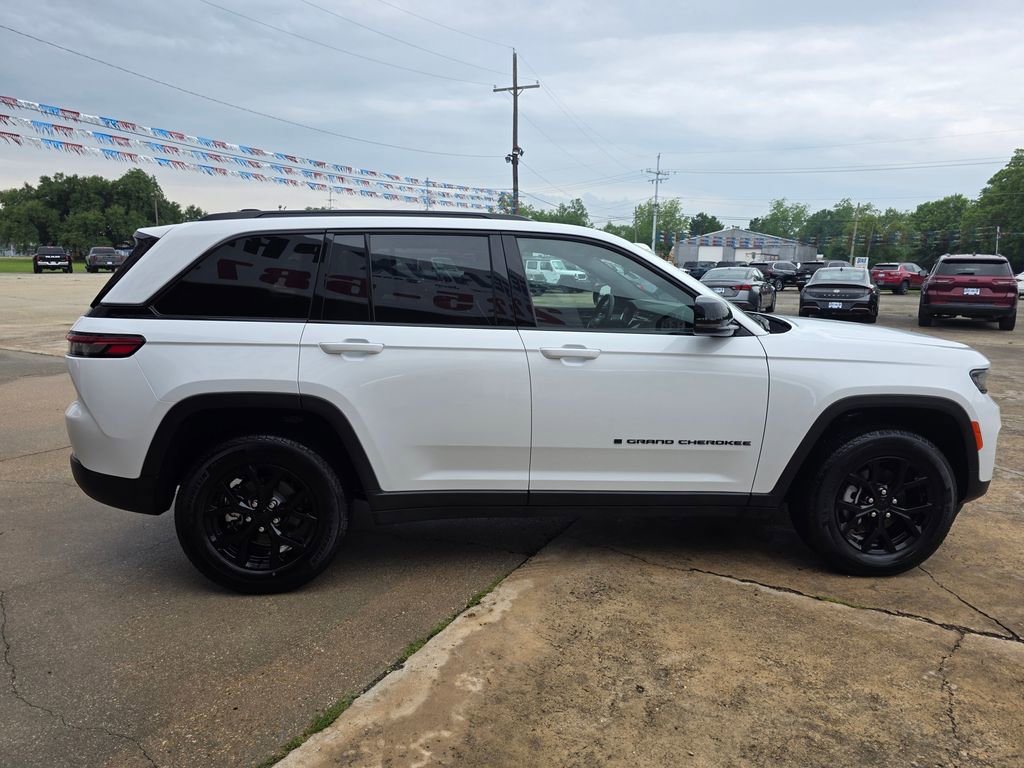 Used 2025 Jeep Grand Cherokee Altitude AWD/4WD image 8