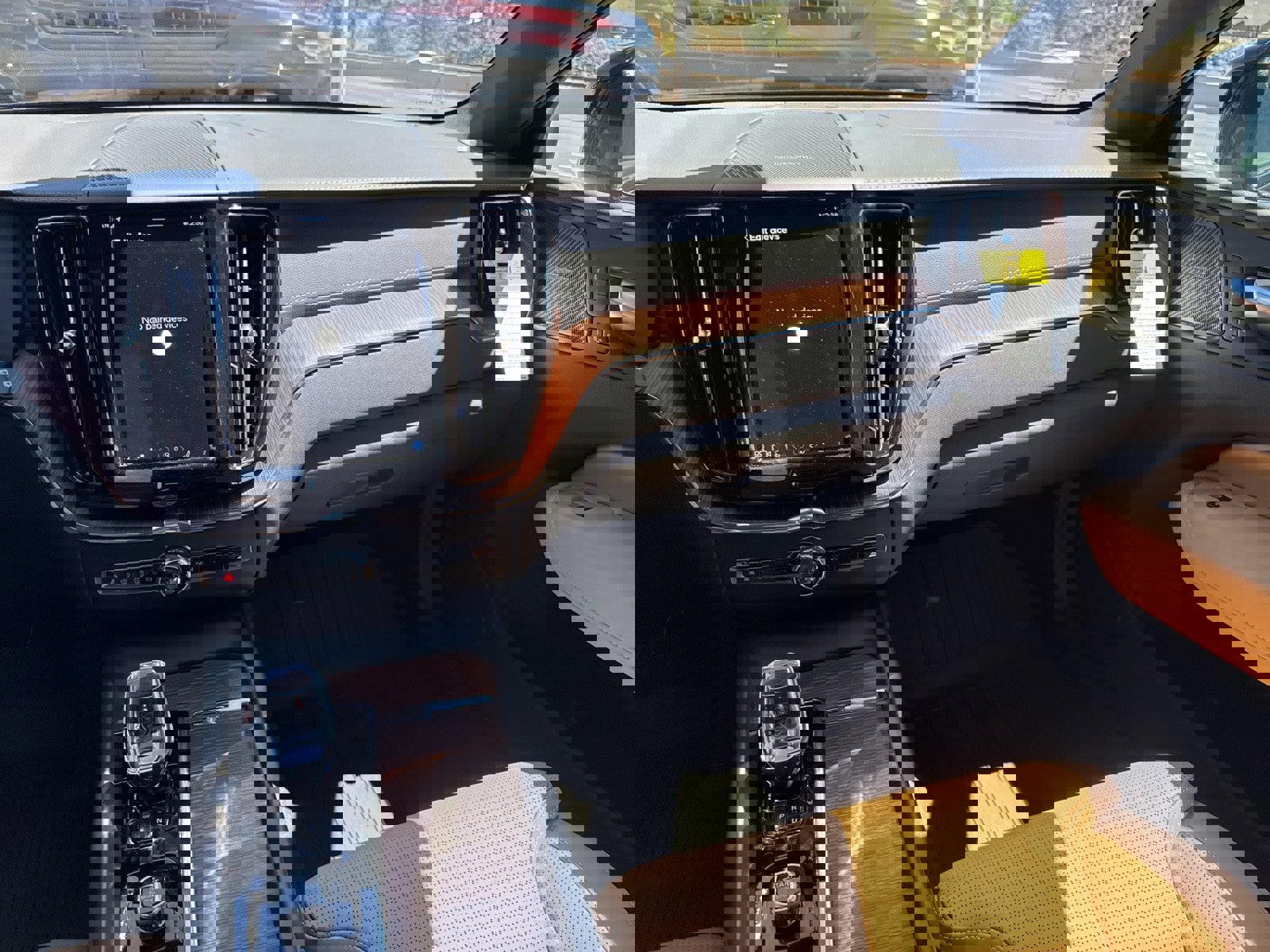 Certified 2025 Volvo XC60 B5 Ultra w/ Protection Package Premier image 20