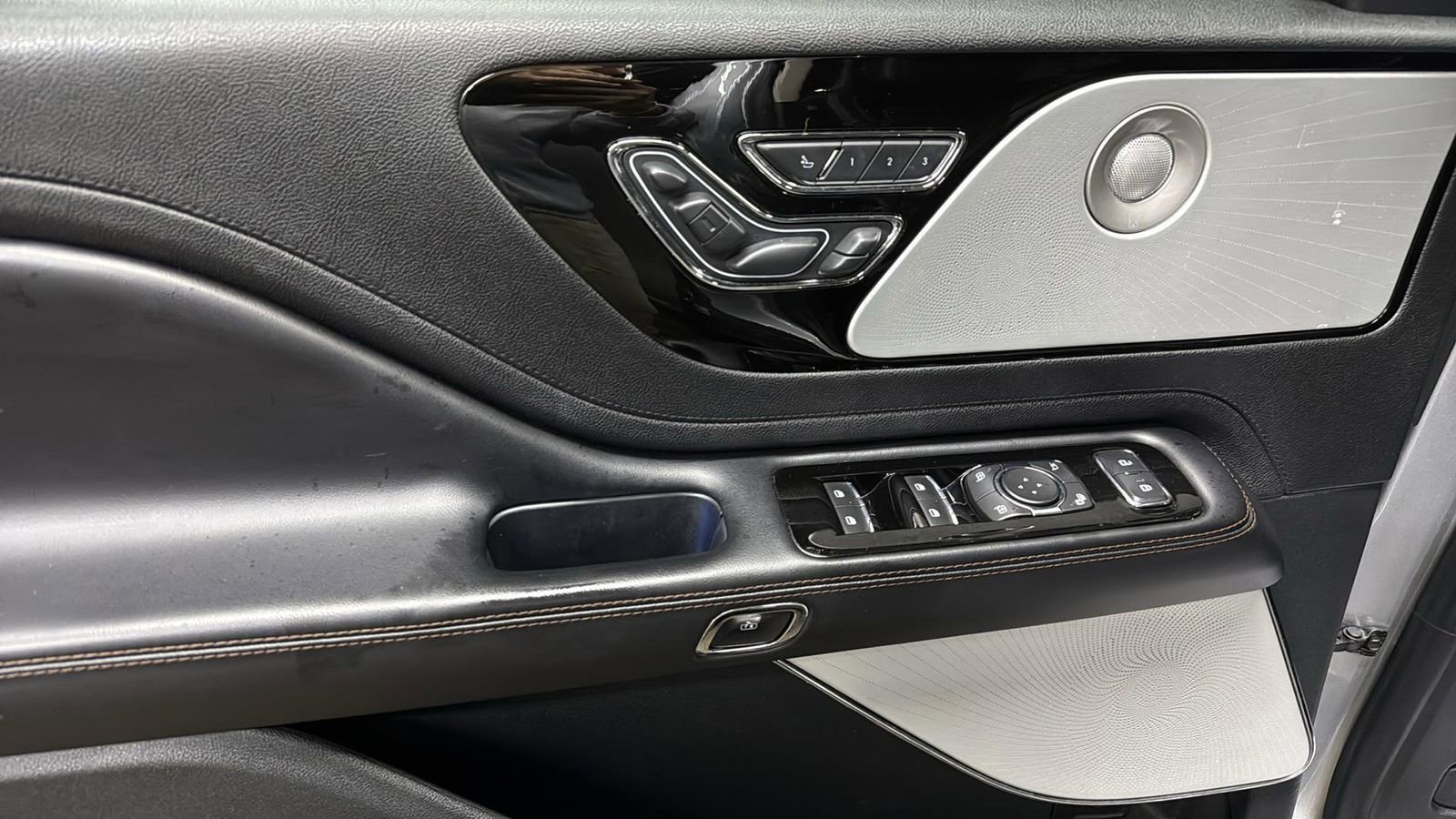 Used 2021 Lincoln Aviator Reserve w/ Equipment Group 202A image 11