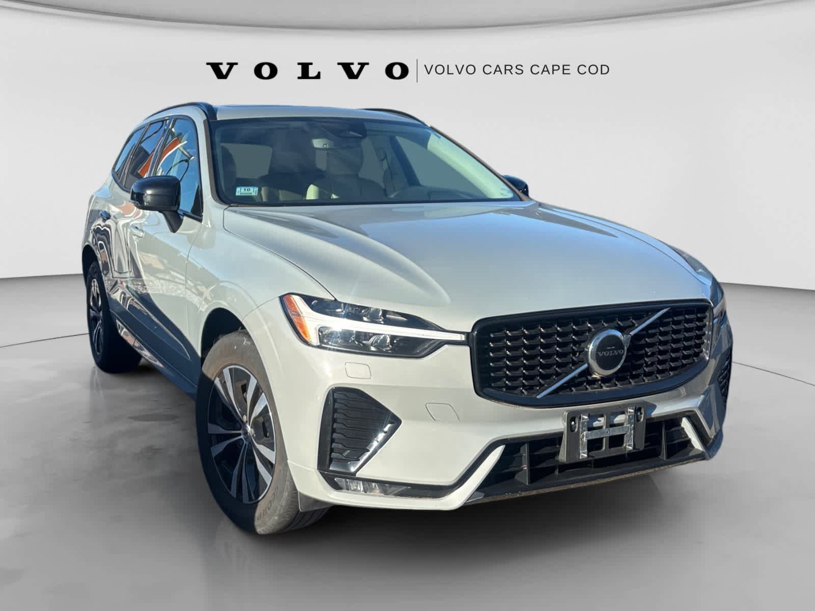 Used 2024 Volvo XC60 B5 Core w/ Climate Package AWD/4WD image 1