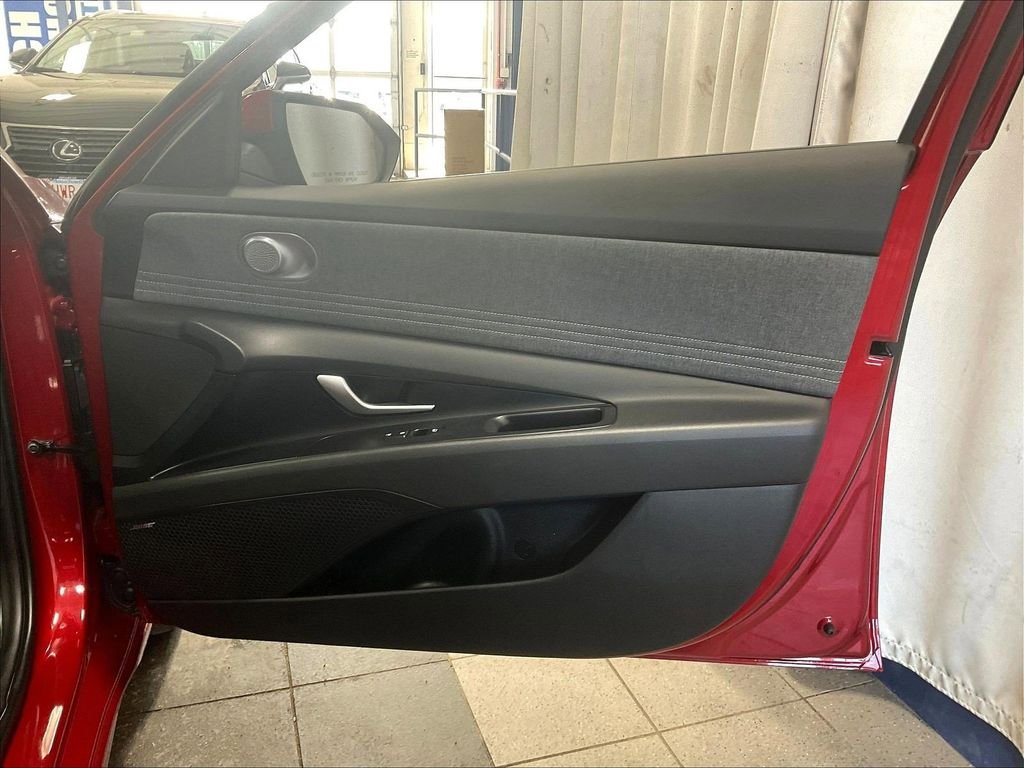 Certified 2025 Hyundai Elantra Limited FWD image 12