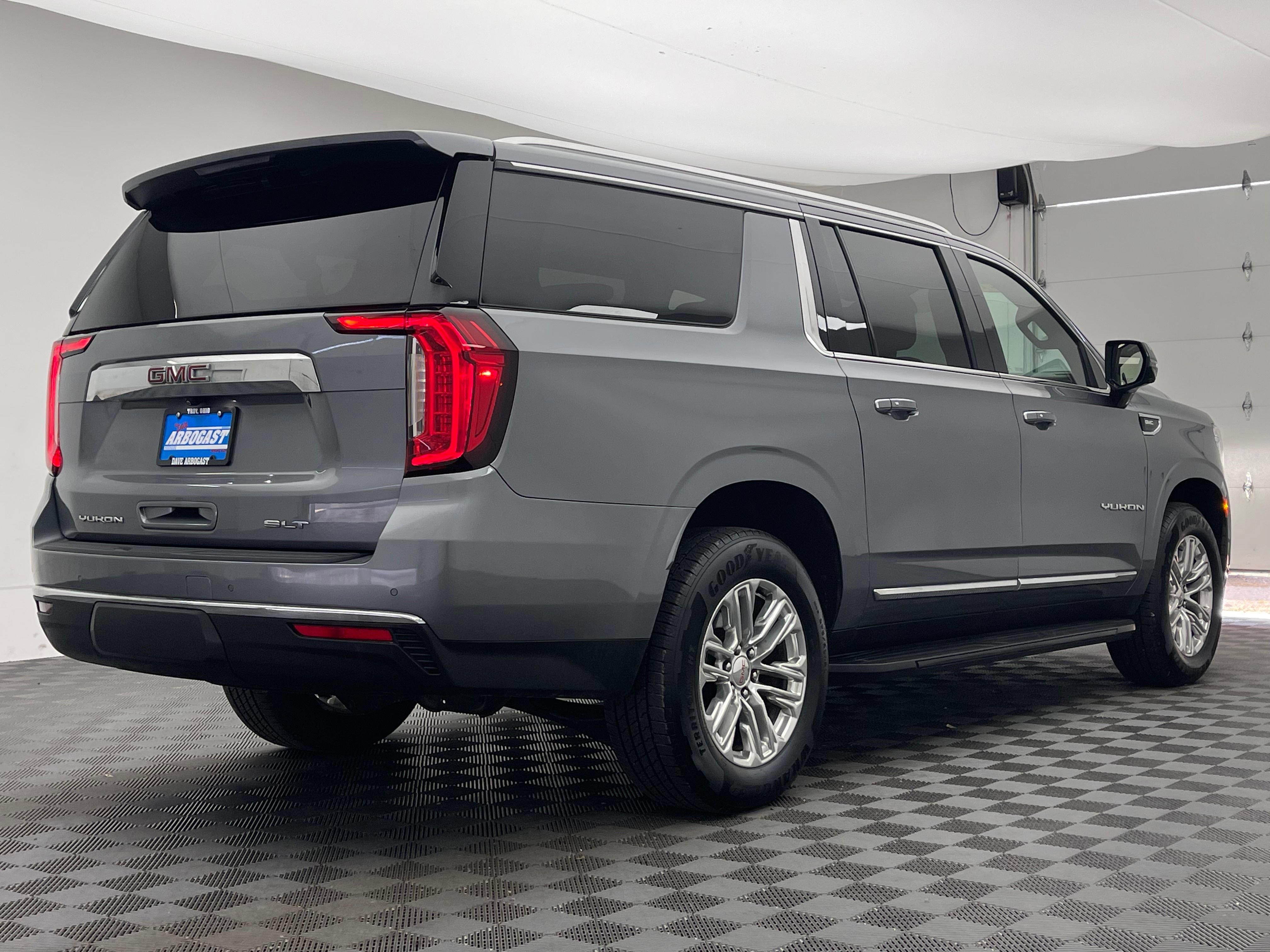 Used 2021 GMC Yukon XL SLT w/ SLT Premium Package AWD/4WD image 9