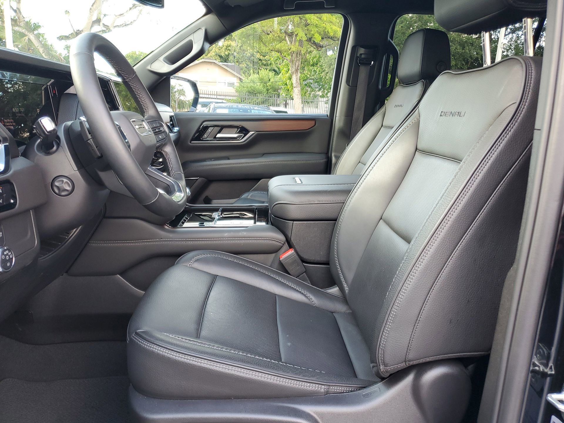 Used 2025 GMC Yukon XL Denali image 20