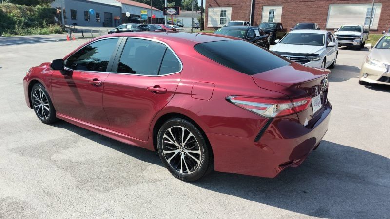 Used 2018 Toyota Camry SE w/ Moonroof Package FWD image 3
