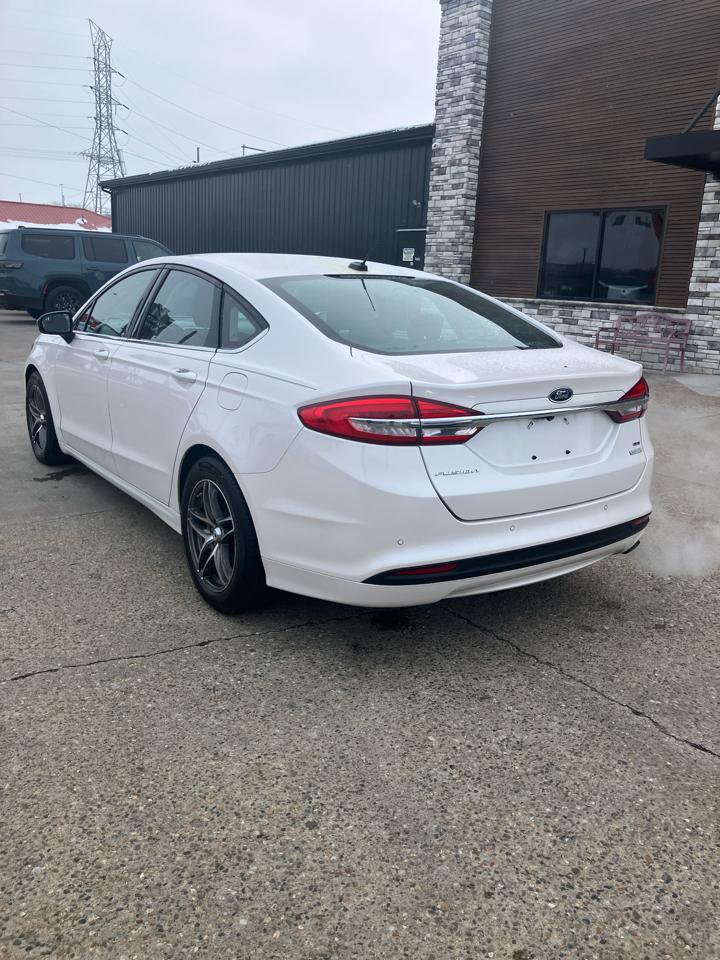 Used 2017 Ford Fusion SE w/ Fusion SE Technology Package image 2