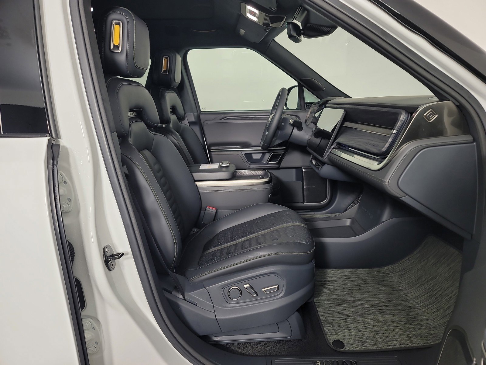 Used 2022 Rivian R1T Adventure image 23