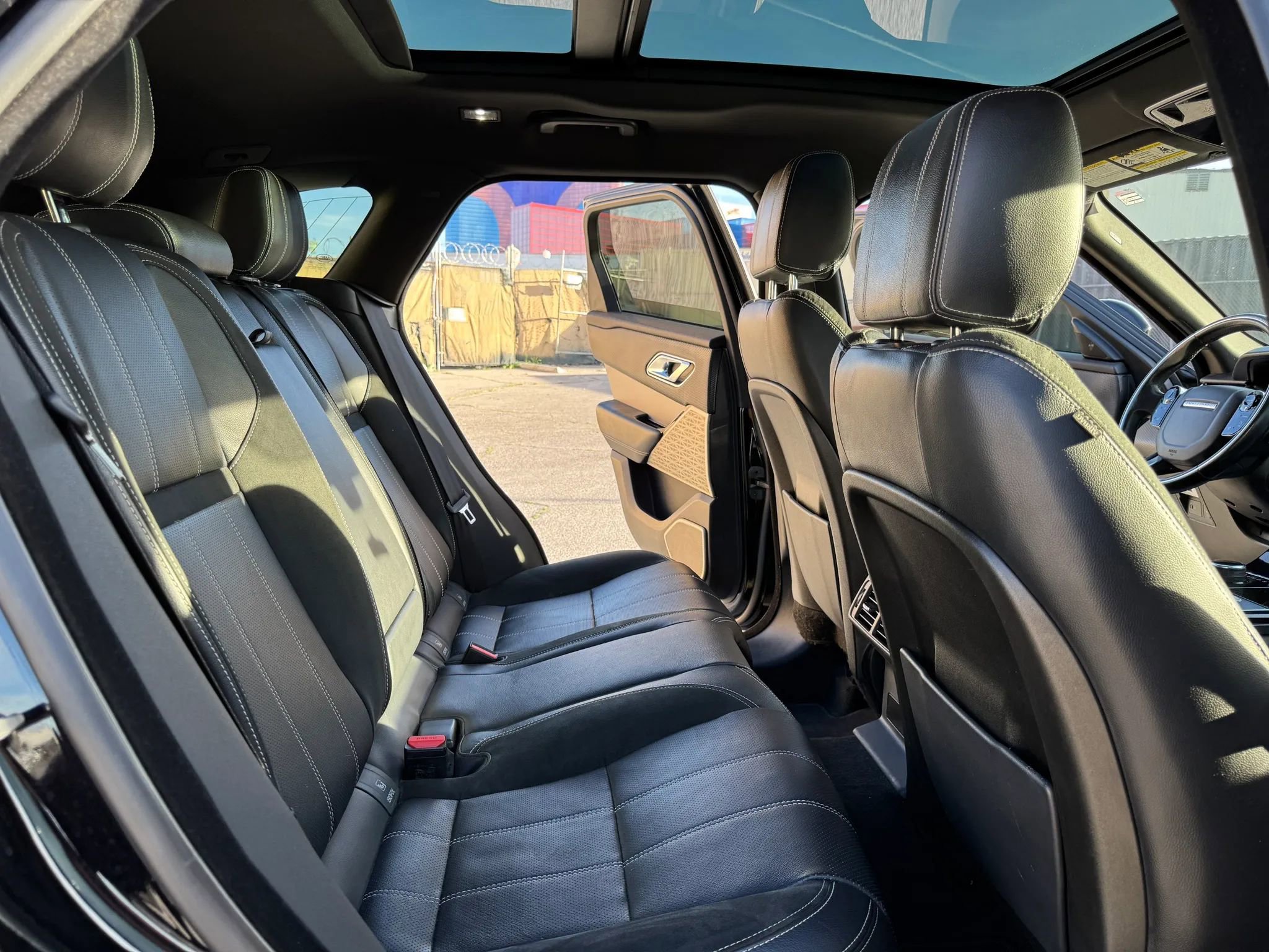 Used 2019 Land Rover Range Rover Velar R-Dynamic SE AWD/4WD image 17