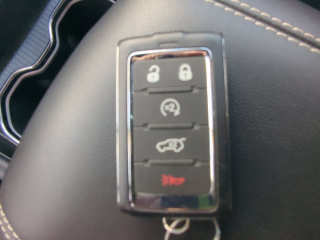 Used 2025 Jeep Grand Cherokee Laredo w/ Luxury Tech Group I RWD image 28