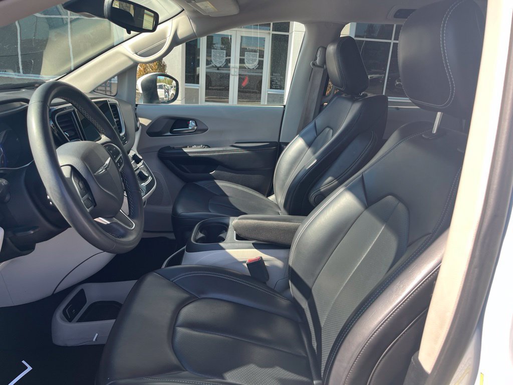 Used 2023 Chrysler Pacifica Touring-L FWD image 8
