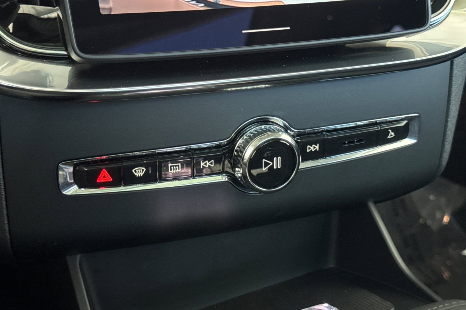 Certified 2025 Volvo XC90 B6 Core w/ Climate Package image 23