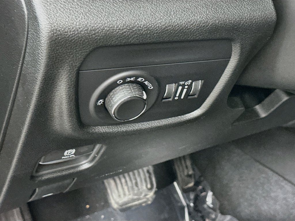 Certified 2025 Jeep Grand Cherokee Altitude AWD/4WD image 18