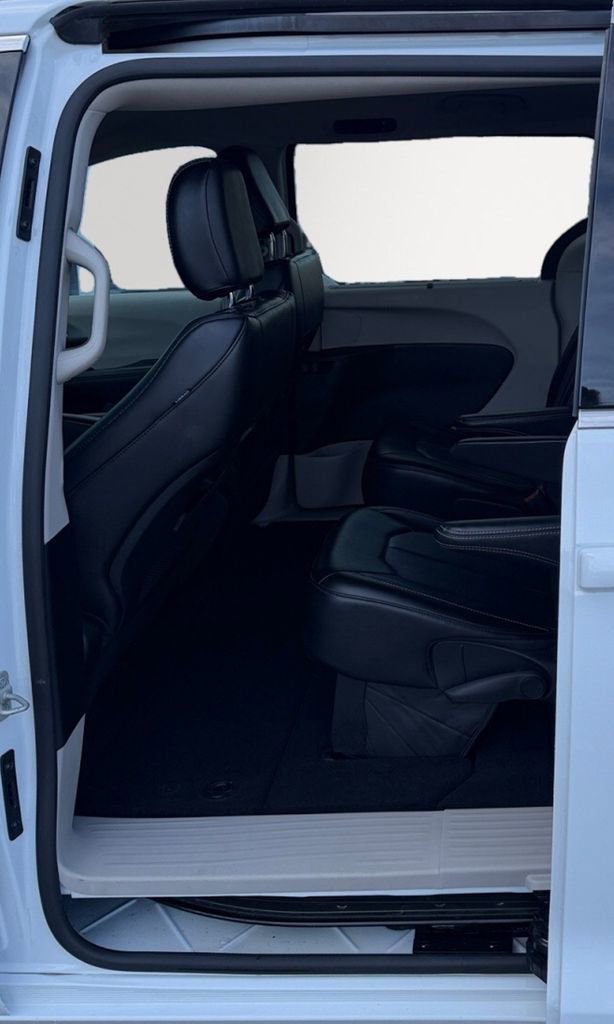 Used 2023 Chrysler Pacifica Touring-L FWD image 11