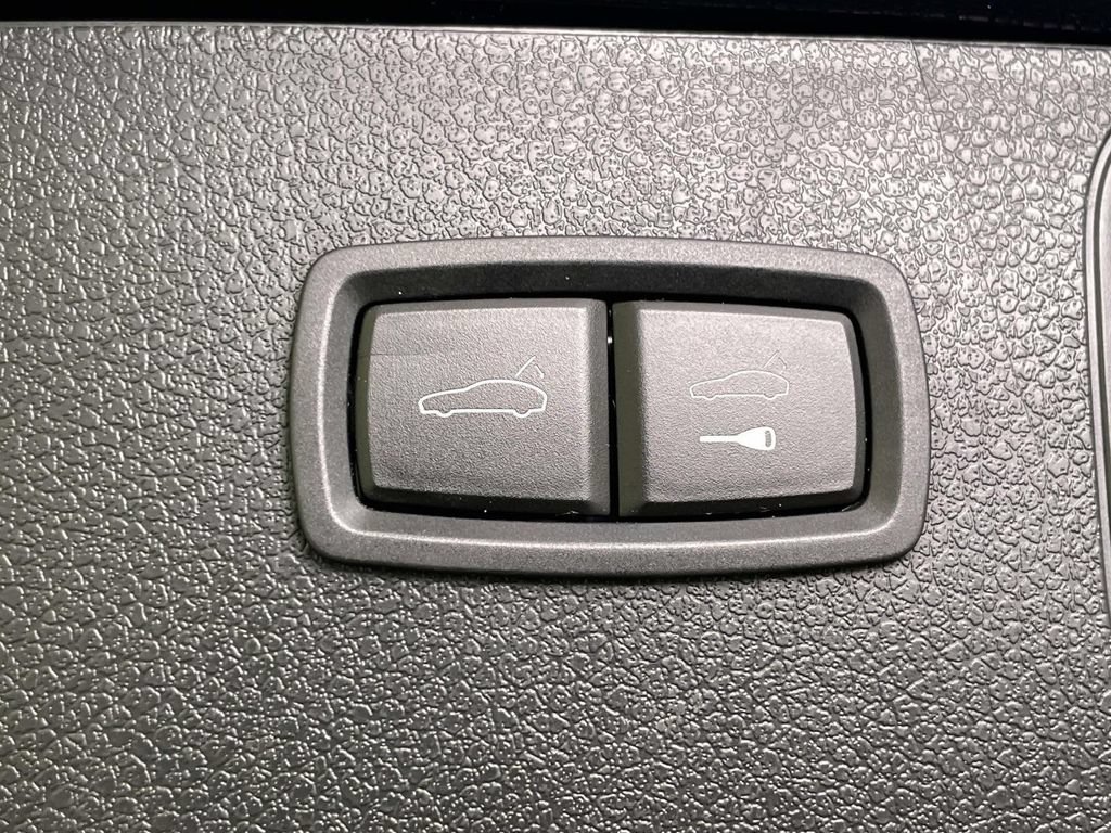 Certified 2023 Porsche Macan AWD/4WD image 21