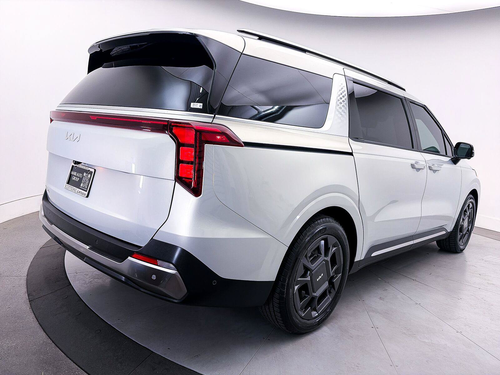 Used 2025 Kia Carnival SX FWD image 17