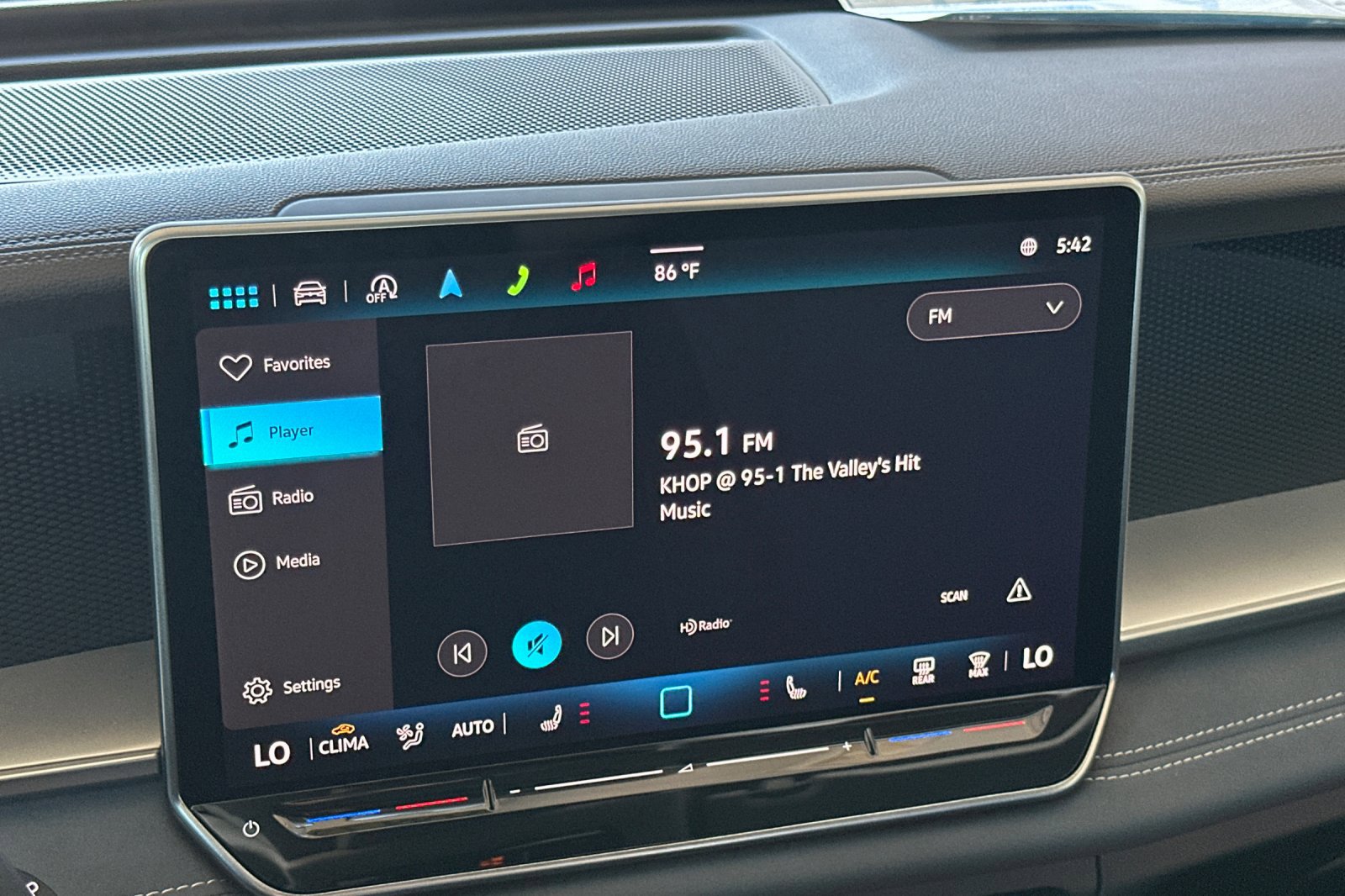 New 2025 Volkswagen Tiguan SE image 18