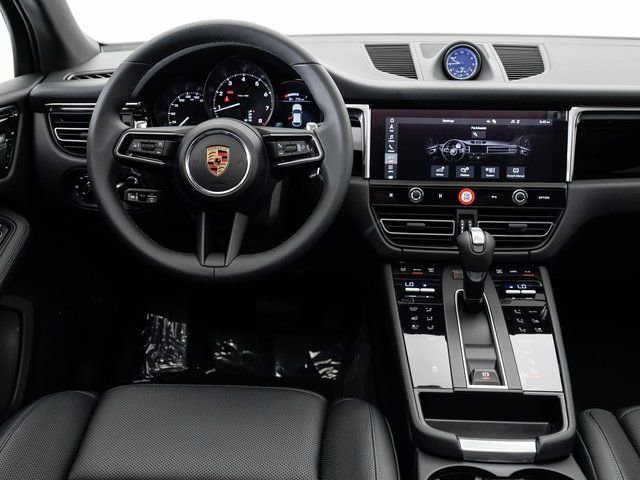 Certified 2025 Porsche Macan image 16