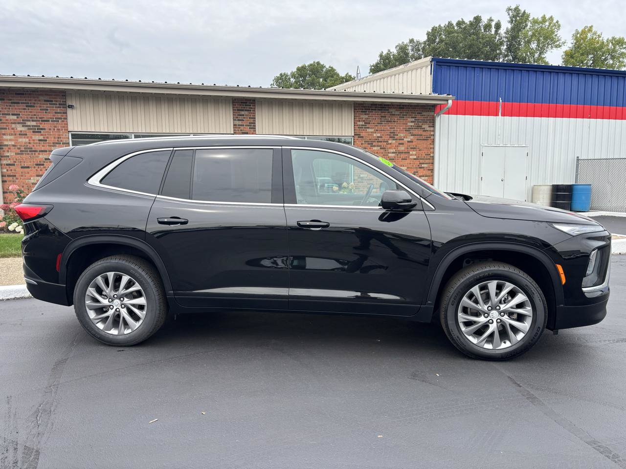 Used 2025 Buick Enclave Preferred w/ Power Package AWD/4WD image 2