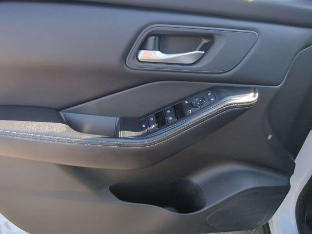 Used 2024 Nissan Rogue SV AWD/4WD image 12