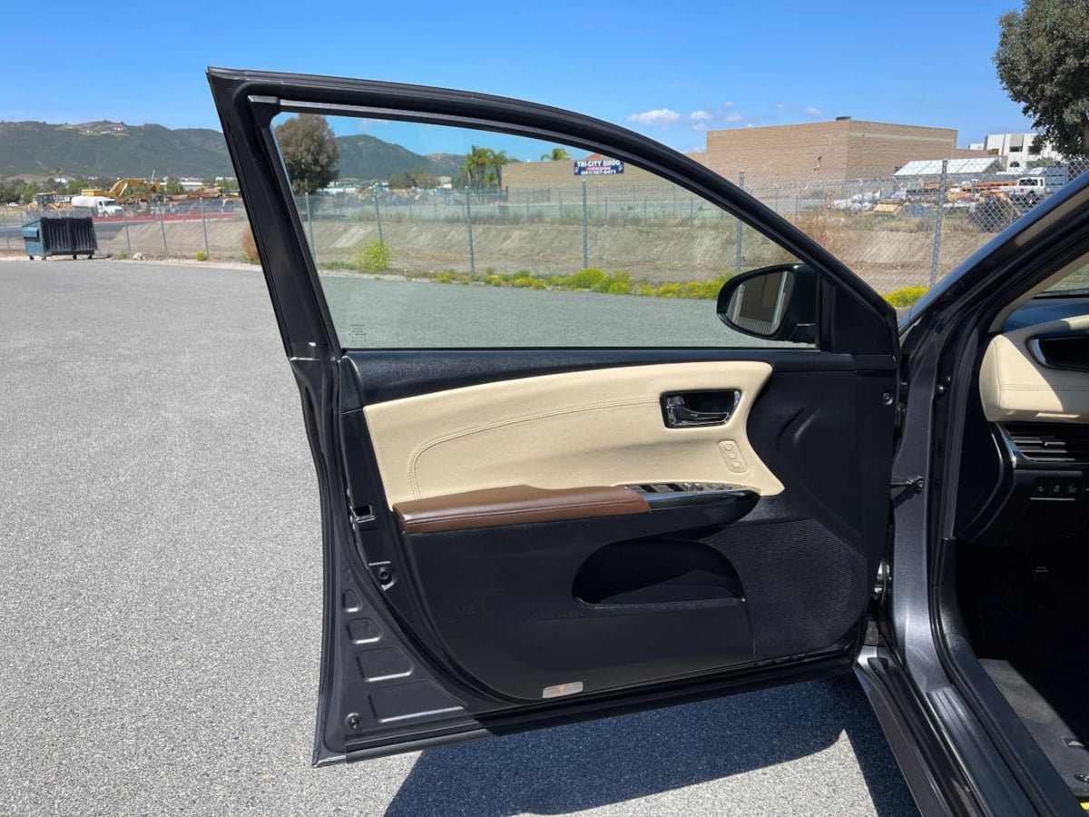 Used 2018 Toyota Avalon XLE Premium w/ Preferred Accessory Package FWD image 18
