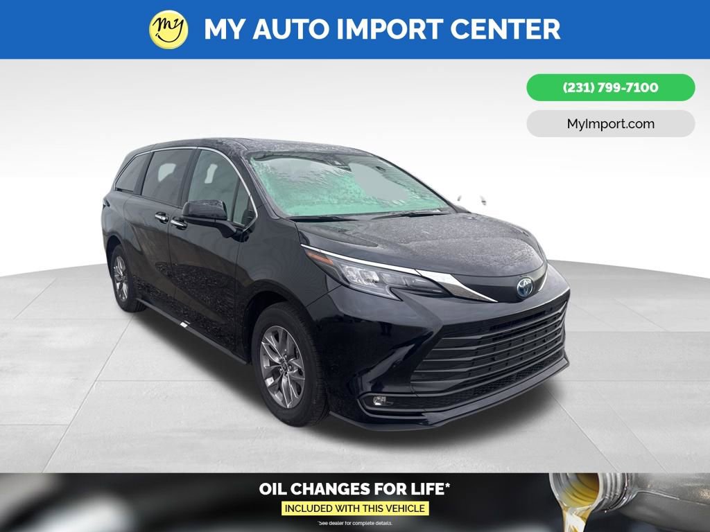 Used 2025 Toyota Sienna XLE image 1