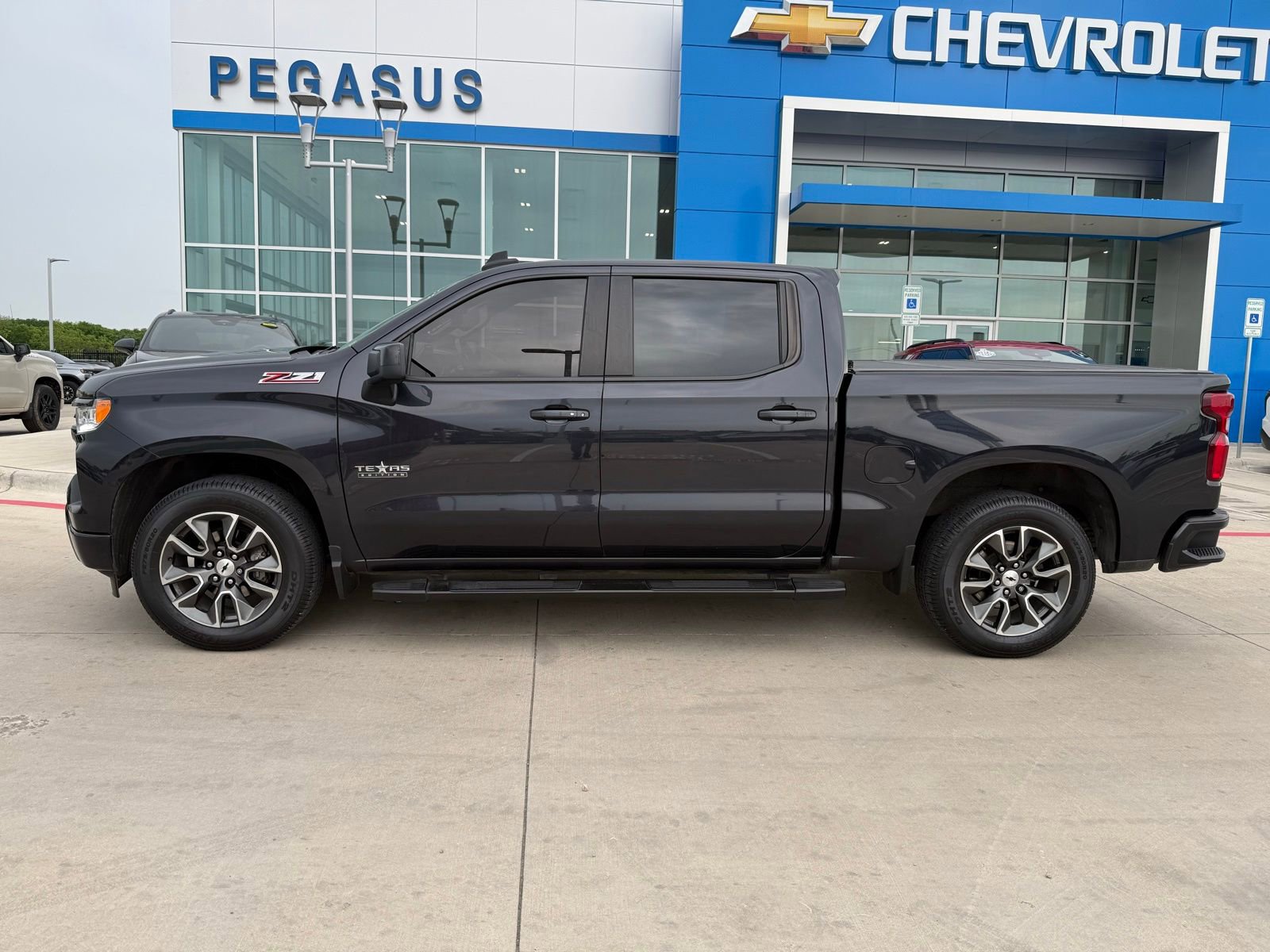 Used 2022 Chevrolet Silverado 1500 RST AWD/4WD image 2