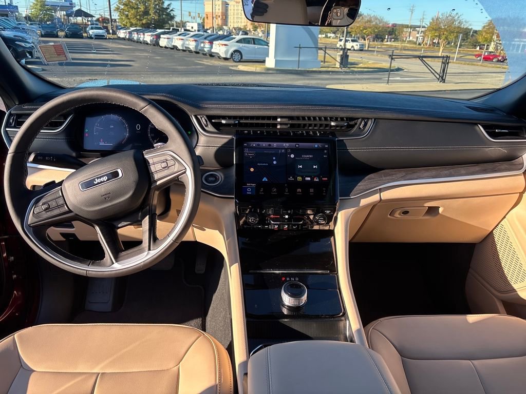 Used 2025 Jeep Grand Cherokee Limited w/ Black Appearance Package image 13