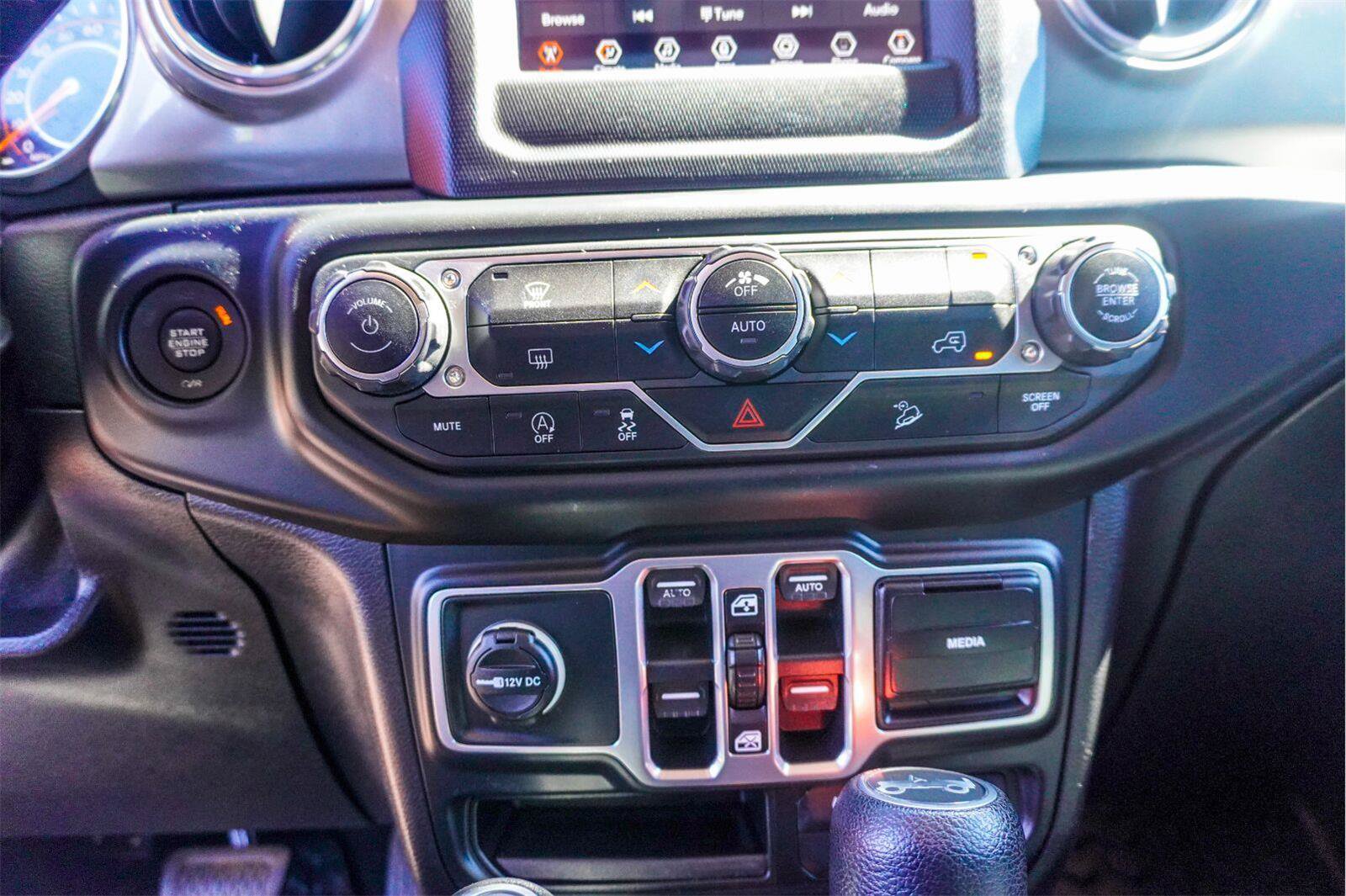Used 2018 Jeep Wrangler Unlimited Sahara w/ LED Lighting Group AWD/4WD image 25