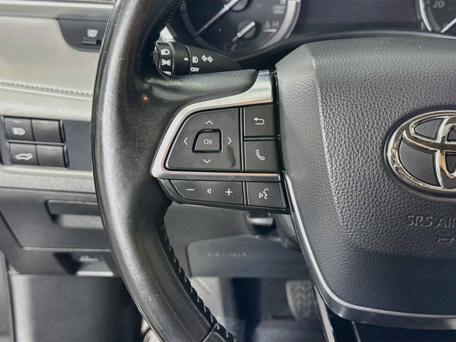 Used 2021 Toyota Highlander XLE AWD/4WD image 16