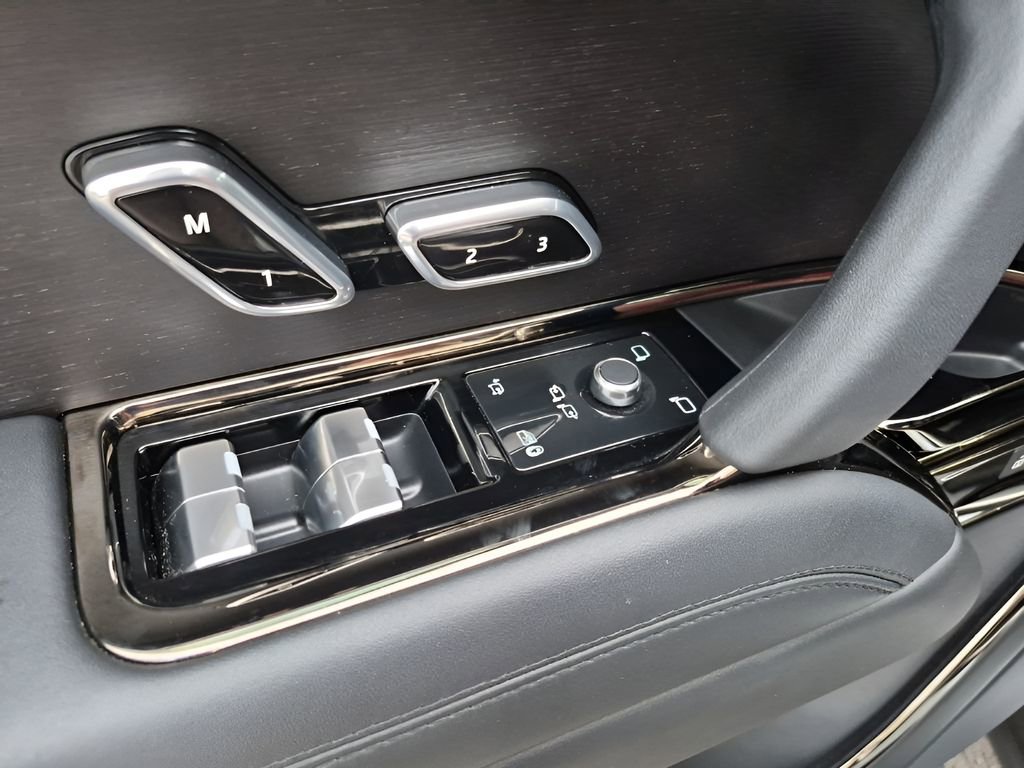 Used 2023 Land Rover Range Rover Sport SE Dynamic image 28